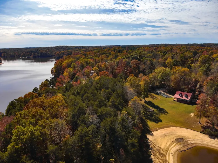 Peaceful Lakefront Retreat - Image 1