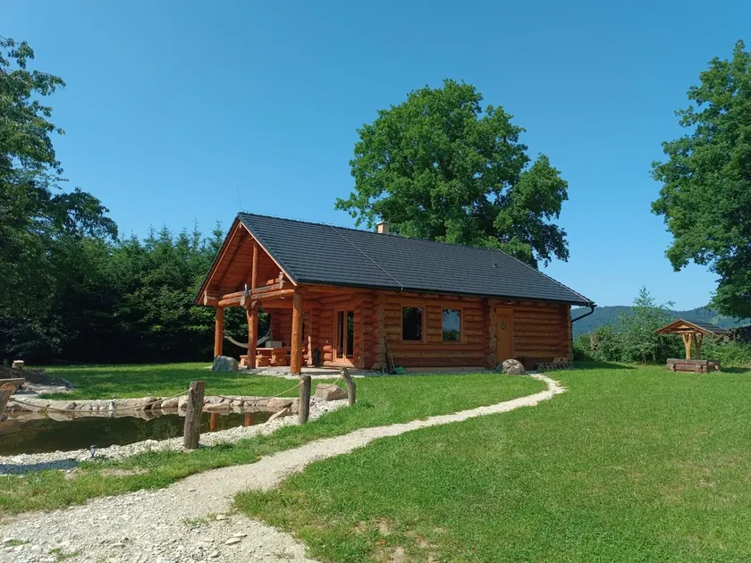 Canadian log cabin in semi-seclusion - Image 1