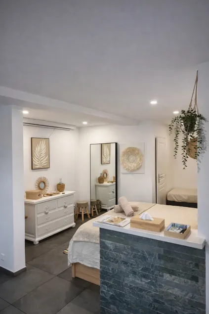 Studio center Antibes beach within walking distance video projector - Image 1