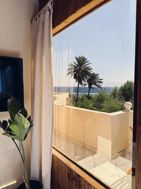 PLUM – Rooftop Sea View Studio, 1 Min to the Beach - Image 1