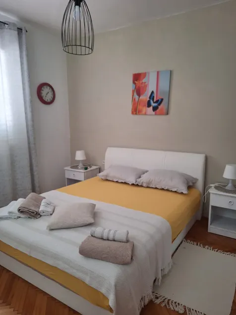 Cozy 2-Bedroom Apartment - Image 1