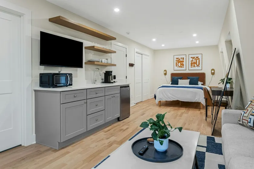 Bright Modern Studio Suite w/ Kitchenette - Image 1