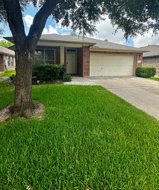 Warm, Cozy, & Right Off IH-35! - Image 1