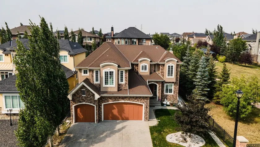 6 Bedroom House with Lake View - Image 1