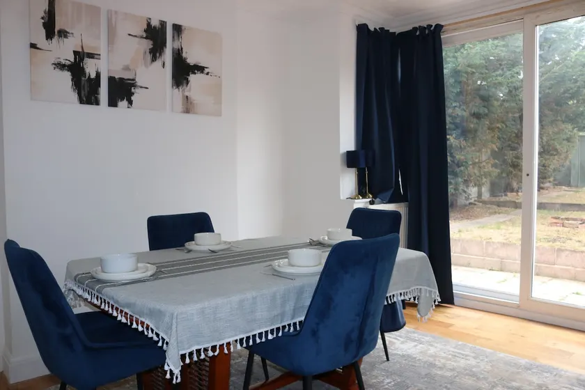 3-Bedroom House, with free parking - Image 1