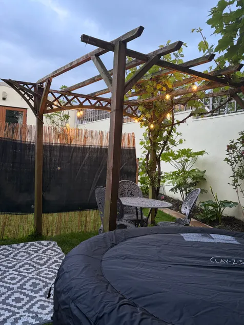 Idyllic en suite with garden view - Image 1