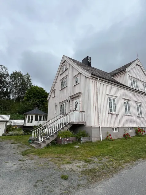 Vertically divided charming villa with a historic feel - Image 1
