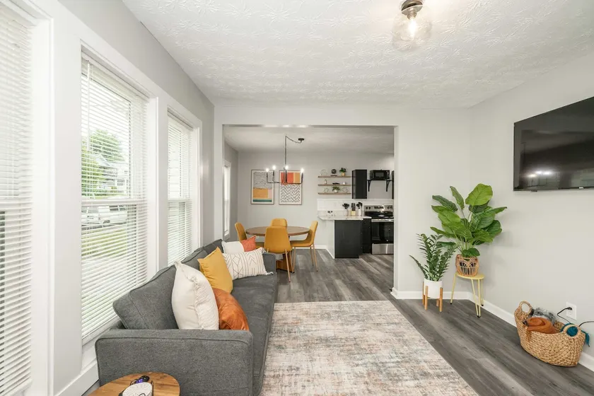 Modern Cincy Home – For 6 - Image 1