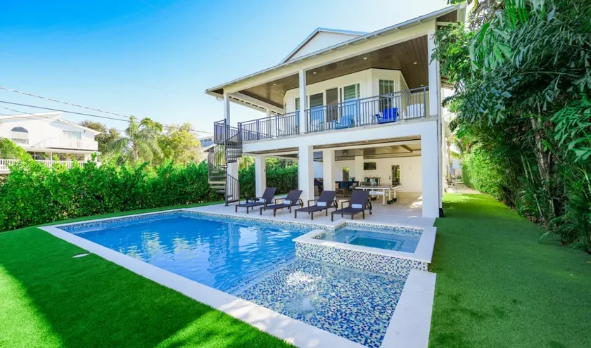 Seaside Magnolia~1 Block to Pine Ave, Heated Pool! - Image 1