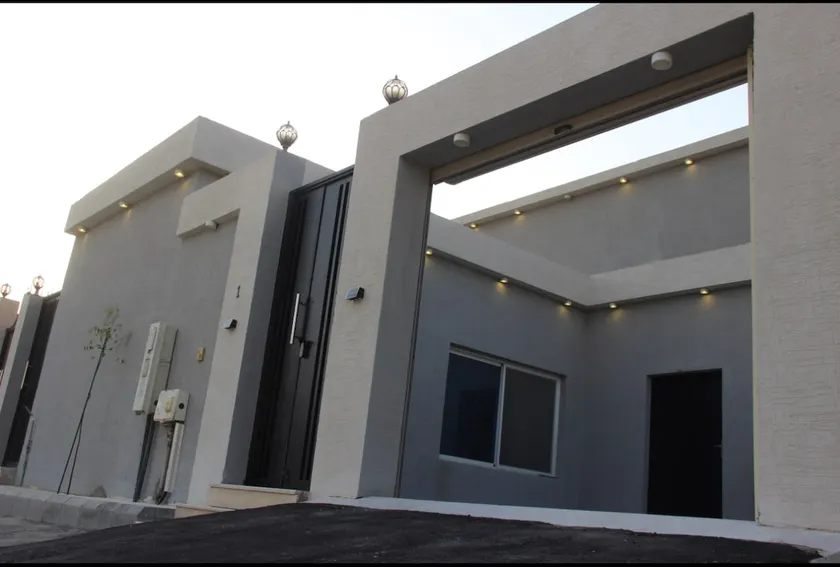 Room and living room (modern) with private garage entrance - Image 1
