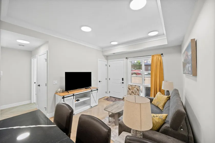 Mins to Hospital & University |Private Garage |2BR - Image 1