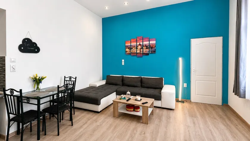 Elza House - Image 1