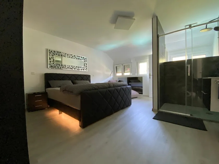 Modern & quiet for couples + kids - Image 1