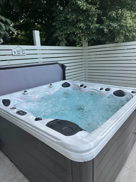 Jacuzzi and fun for 10 - Image 1