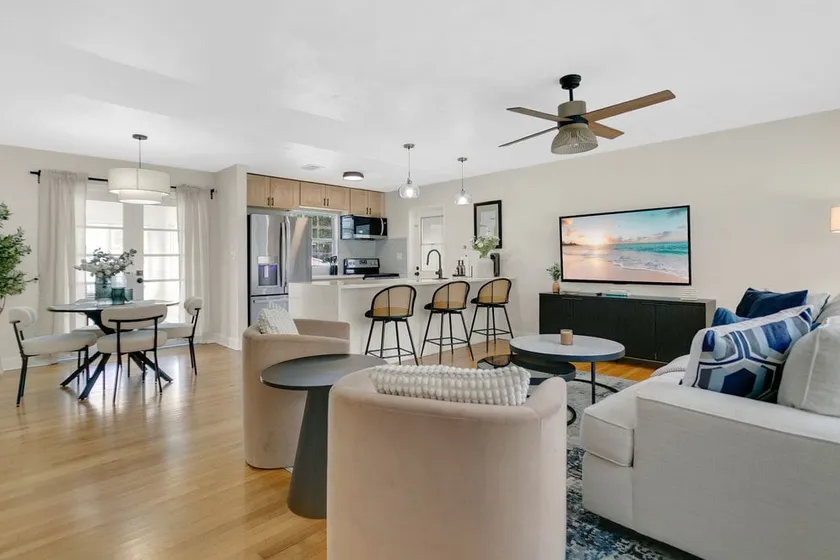 Modern Poolside Bungalow in the Heart of Orlando - Image 1