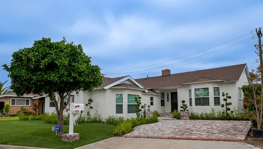 Centrally Located/Clean Home Away From Home - Image 1