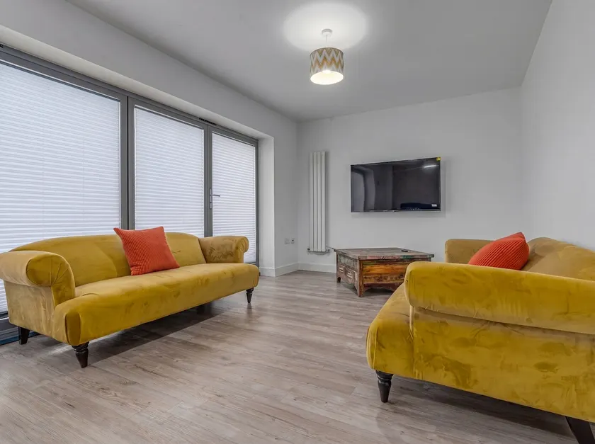 Modern 2-Bed House | WiFi | Parking | Sleeps 4 - Image 1