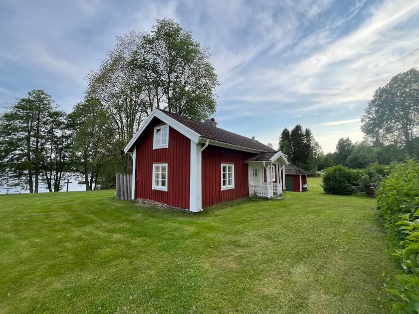 Old cottage by the lake - Image 1