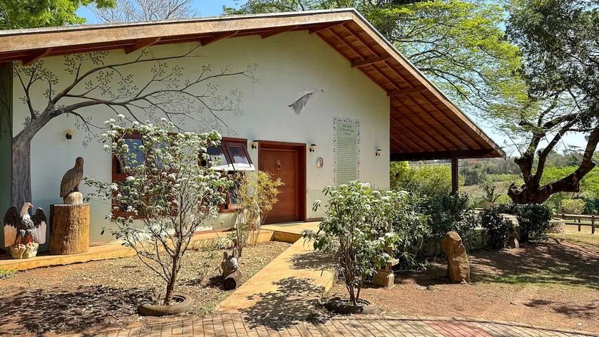Nature retreat in Holambra with lake - Image 1