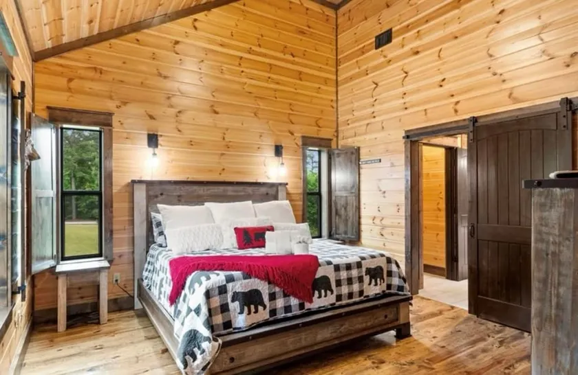 Cozy hot tub retreat @ Hochatown- Bear Pause Lodge - Image 1