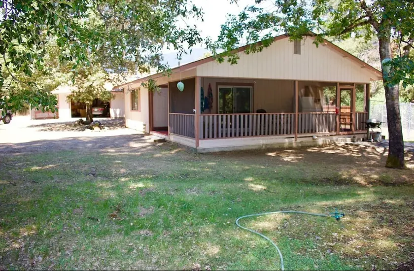 Poolside cabin right above Trinity river - Image 1