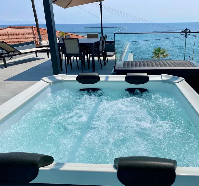 The Paradise - Ocean-Mountains-Jacuzzi-Air Con - Image 1