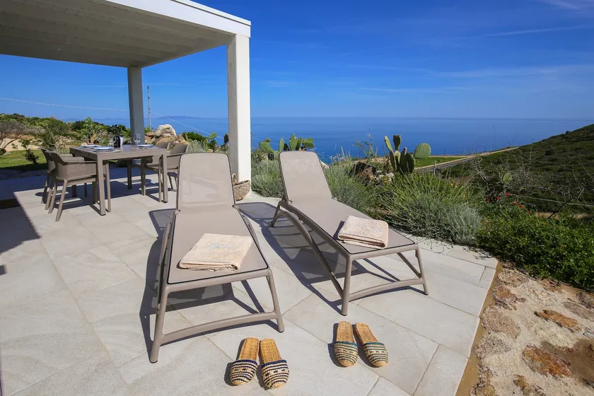 Private villa with terrace overlooking the sea - Image 1