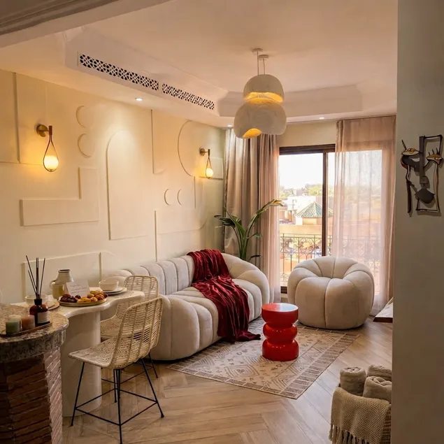 Downtown Feng Shui-style apartment with mountain view - Image 1
