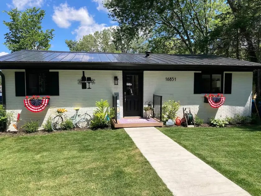 Lakefront ”Wine Down” Cottage - Image 1