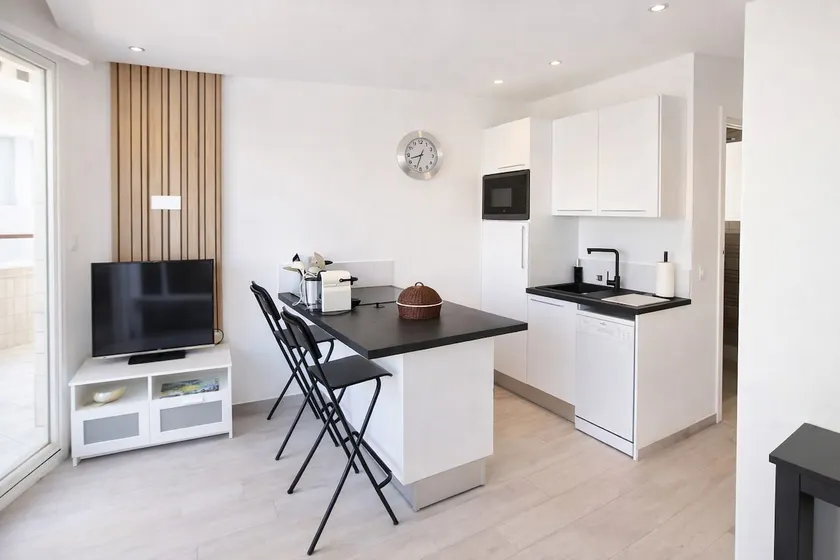 Juan Signature - Elegant 2-bedroom, Sea View & Terrace - Image 1