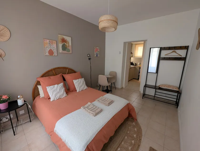Vaucelles neighborhood studio - Image 1