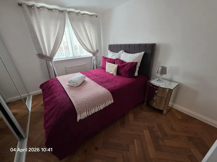 Modern 2 bedroom Ground Level Flat - Image 1