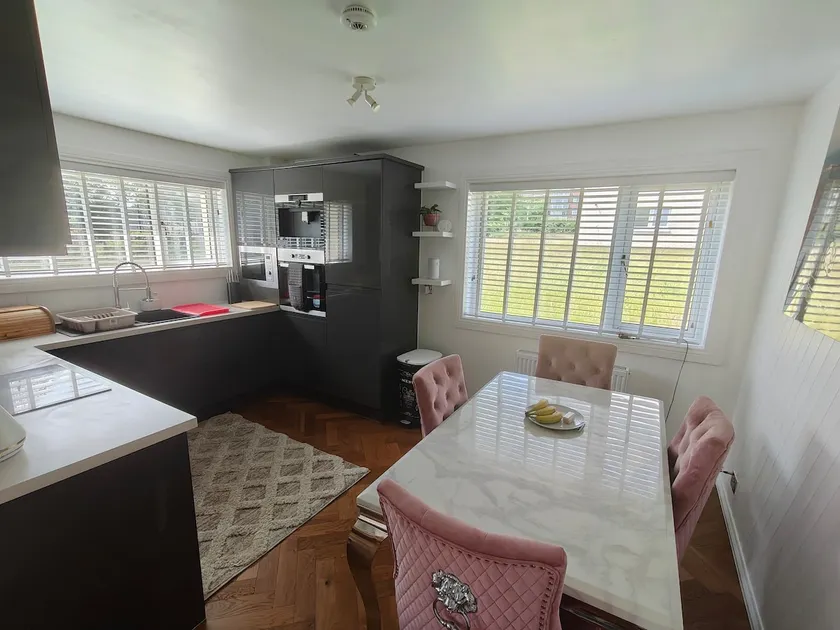 Modern 2 bedroom Ground Level Flat - Image 1