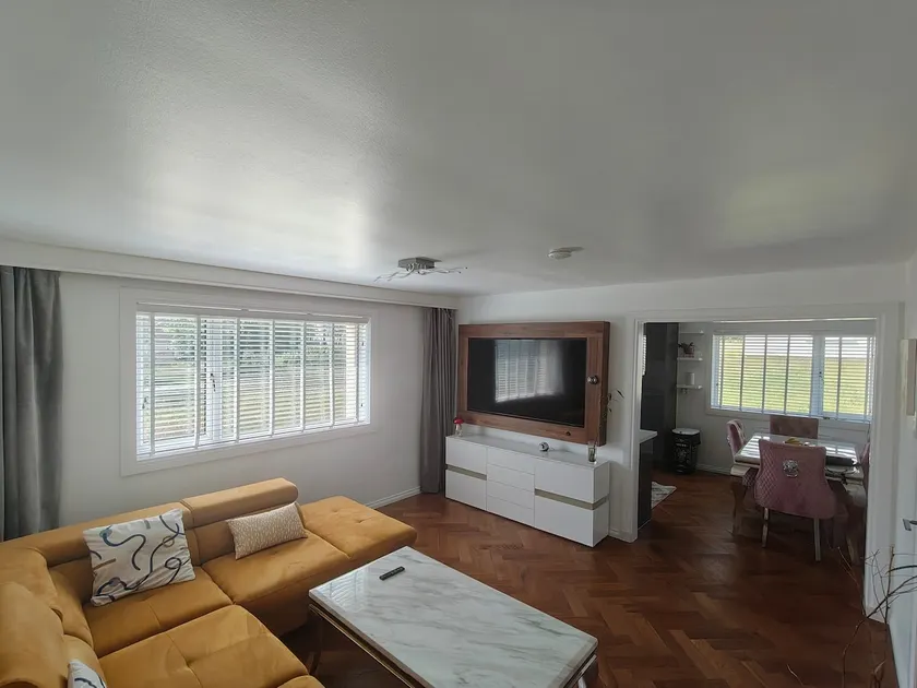 Modern 2 bedroom Ground Level Flat - Image 1