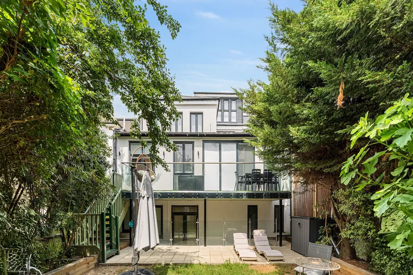 Spacious 6BR Home Sleeps 12 Free Parking - Garden - Image 1