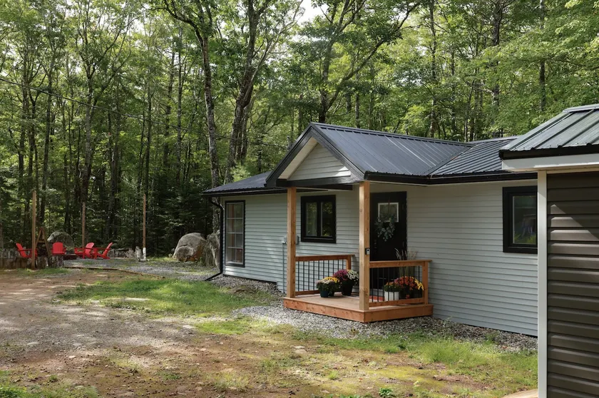 2BR charming cottage w/ Hot tub & cozy firepit - Image 1