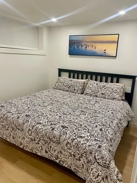 Inner city king bed basement suite free parking - Image 1
