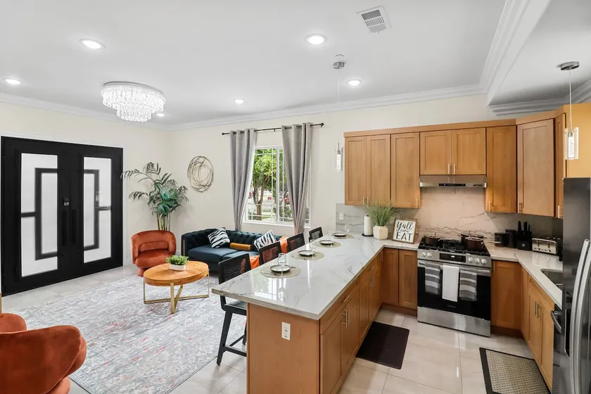 Spacious Luxe Coastal Escape | Downtown Long Beach - Image 1