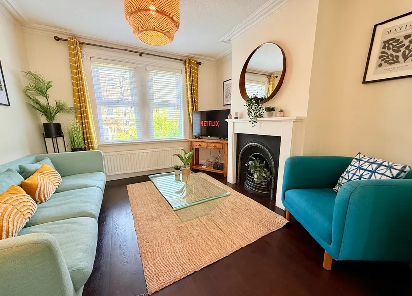 The Avenue | Sleeps 9 | Close2City | Free Parking - Image 1
