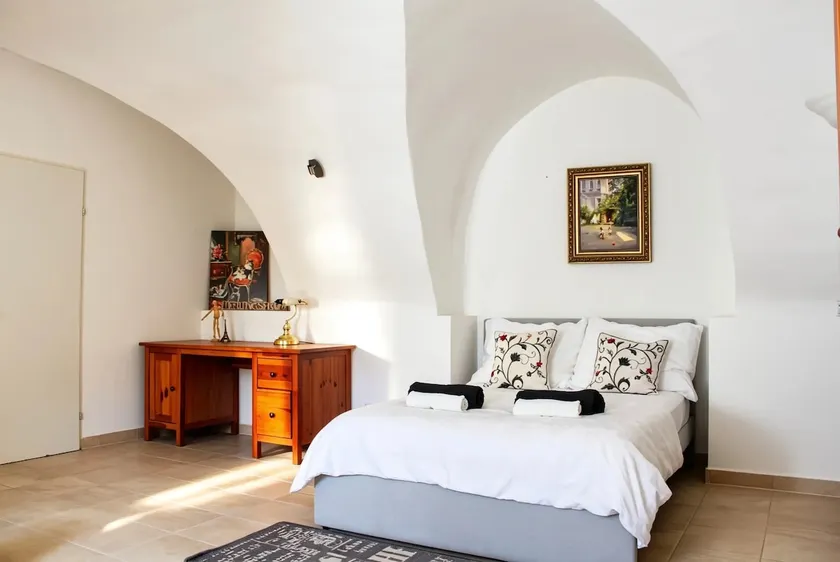 Historic Flat & Private Courtyard - Image 1