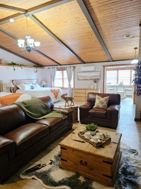 Luxury Chalet + Spa Access | 2 Kings & Fireplace - Image 1