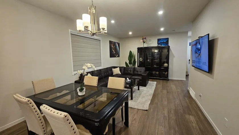 4 Bed 3 bath Family Retreat in Dawson Chestermere - Image 1