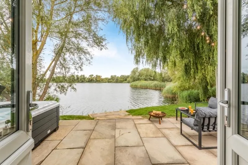 2 Elm Water lakeside hideaway - Image 1