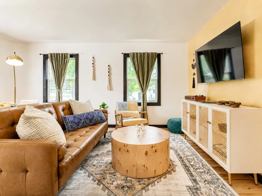 5BD Retreat Near UNL + DT | Backyard w Firepit - Image 1