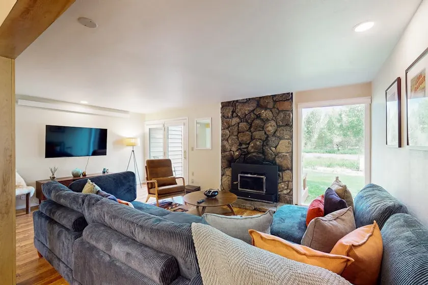 3 BR Townhome with fireplace, deck, mountain views - Image 1