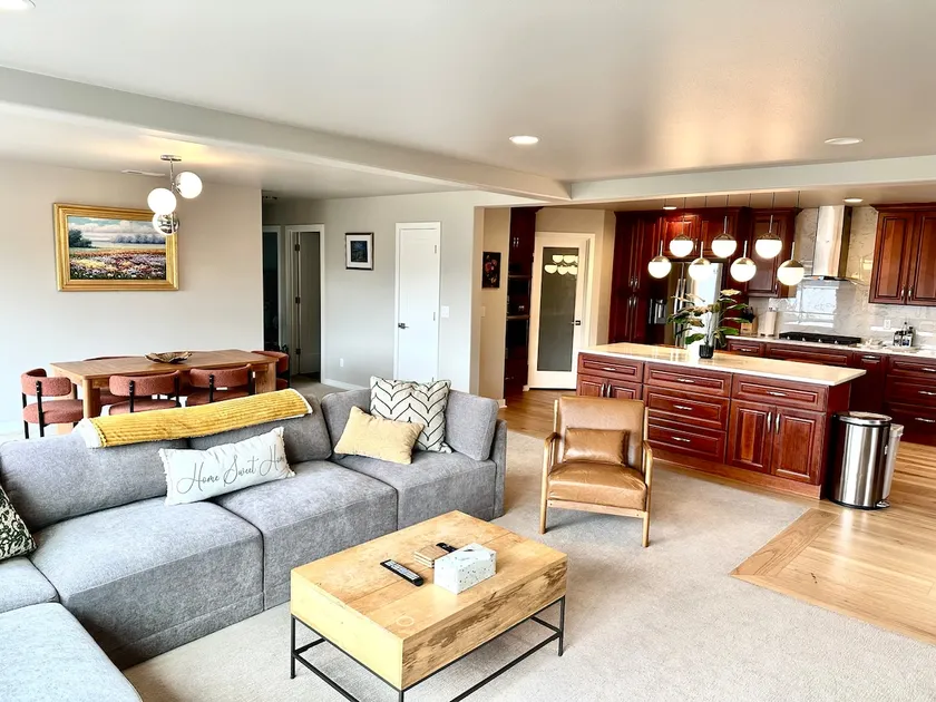 Luxury Lakeview Home, AC, Spa Tub, Bidet, Sleeps 8 - Image 1