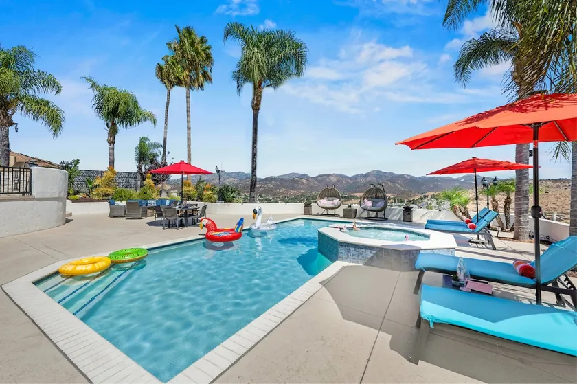 Panorama Peak Luxury Retreat - Image 1