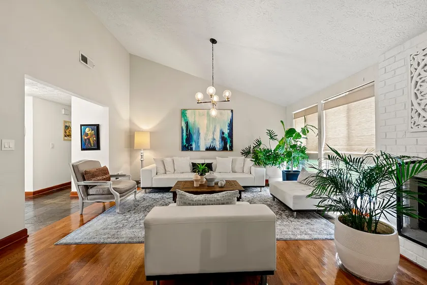 4BR/3BA Modern City Escape - Image 1