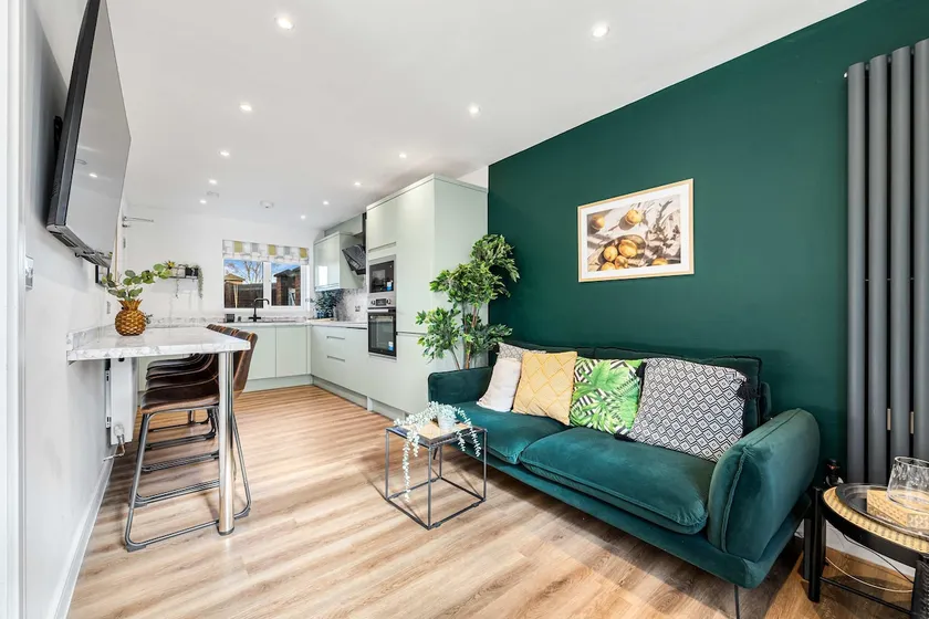 2 Free Park Space Driveway - Sleeps 8 (2 Ensuites) - Image 1