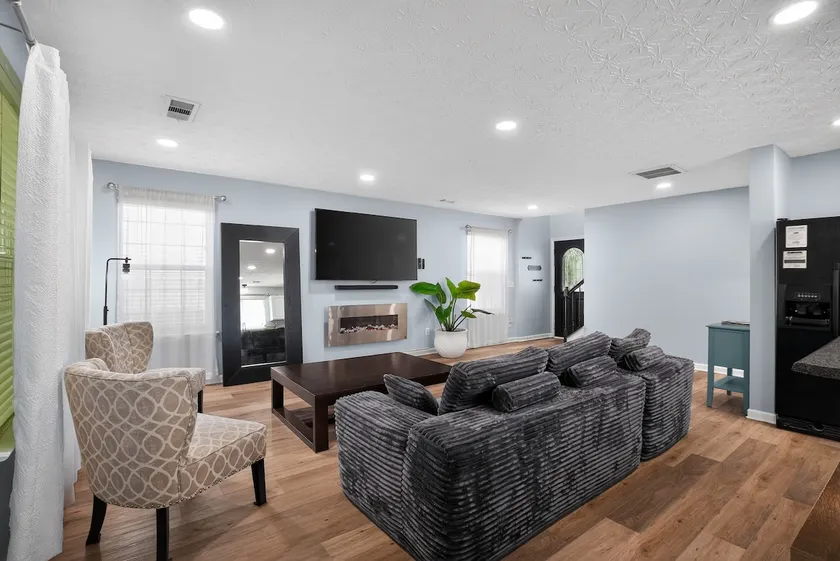 Modern 3 Bed 2.5 Bath Home 7 Mins To ATL Airport - Image 1